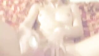 Blond skandinavisk hustru onanerer alene