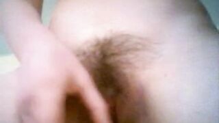 Deutsche Amateur-Webcamshow mit haariger Masturbation