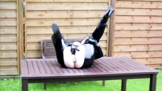 Spritze meine großen Titten draußen