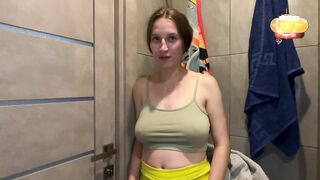 подруга мачехи застукала в ванной и помогла своим ротиком