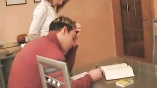 Deutschlehrerin mit dicken Titten bläst und fickt ihren Schüler