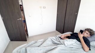 Mi pequeñita hermanastra entra a mi habitacion sin avisar, y terminamos follando muy duro.