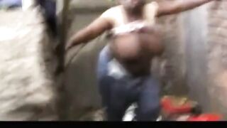 Mega Tetona: Cogida en la Calle