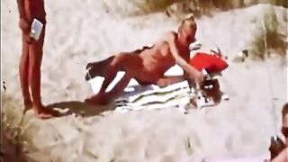Deutsche Vintage-Nudisten am Strand - Sonnenfreunde 1980