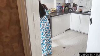 شرموطة مصرية بطيز مربرب يجنن قالعة الفيزون و تصرخ تقلو كفايه كده انا عوزاك تنكني جيني بسرعه عالبيت