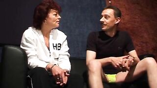 Deutsche brünette Großmutter zieht sich aus und fickt hart