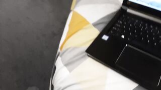 Stiefschwester erwischte mich beim Wichsen und fickte sie in den Arsch