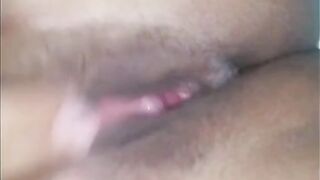 Wendy, una dominicana con grandes tetas naturales se masturba