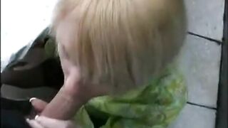 Deutsche blonde MILF öffnet das Überraschungspaket