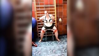 Deutsche BBW mit dicken Arsch reitet Dildo in Nylons