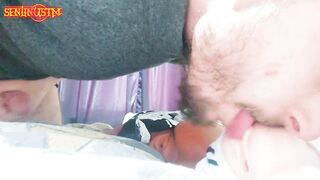 Üvey abla ve Üvey kız kardeşinin amcığını yalıyor