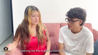 Pongo cachondo a mi pequeño hermanastro Virgen para que me folle y se corra en mi coño.