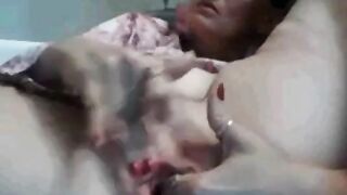 Deutsche Amateurin reibt sich vor der Webcam die Muschi