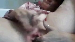 Deutsche Amateurin reibt sich vor der Webcam die Muschi