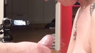 Deutscher Amateur-Blowjob ins Gesicht