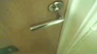 Naken i allmänheten: Svensk flicka på trappor i Jönköping