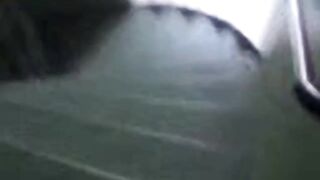 Naken i allmänheten: Svensk flicka på trappor i Jönköping