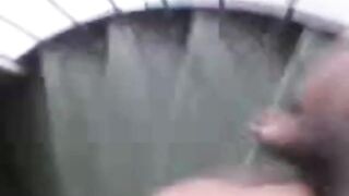 Naken i allmänheten: Svensk flicka på trappor i Jönköping