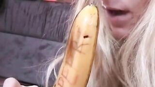 Deutsche Amateurin steckt sich eine Banane in den Arsch