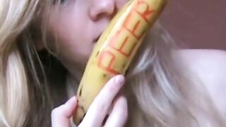 Deutsche Amateurin steckt sich eine Banane in den Arsch