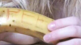Deutsche Amateurin steckt sich eine Banane in den Arsch