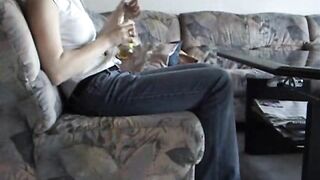 Heike fickt sich mit einer Flasche - Deutsche Amateurin mit großen Titten