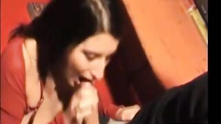 Pipe en public - une brunette française amateur