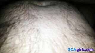 Moden dansk kone, der barberer hendes fisse nærbillede