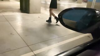 Deutsche Blondine mit großen Titten reitet mich in meinem Auto gegen Bargel