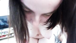 Deutscher Teen Amateur gibt POV Blowjob