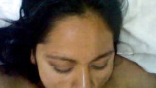 Madura chilena chupa una gran polla y recibe la corrida en la boca