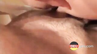 Deutsche MILF gibt im Aufzug einen Deep Throat Blowjob