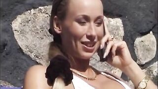 Svenska MILF Eva onanerar ensam i trädgården