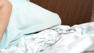 Compartiendo la cama con la hermanastra tetona en vacaciones.