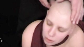 Deutsche Amateur-MILF im Fesselspiel muss einen kleinen Schwanz lutschen!