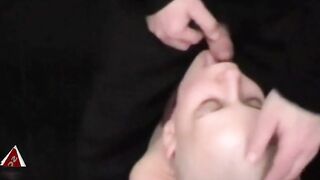 Deutsche Amateur-MILF im Fesselspiel muss einen kleinen Schwanz lutschen!