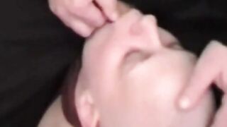 Deutsche Amateur-MILF im Fesselspiel muss einen kleinen Schwanz lutschen!