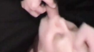 Deutsche Amateur-MILF im Fesselspiel muss einen kleinen Schwanz lutschen!