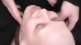 Deutsche Amateur-MILF im Fesselspiel muss einen kleinen Schwanz lutschen!