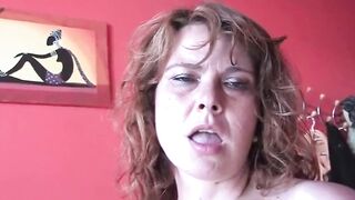 Deutsche reife Frau mit schlaffen Brüsten fingert sich