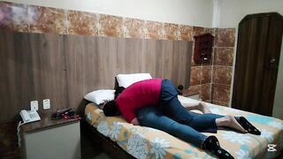 They invited me to a motel and they end up giving me the best black kiss and it comes very good.