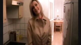 Deutsche Blondine schluckt Sperma