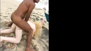 Sexo na Praia: Brasileiras Amadoras na Praia Suja