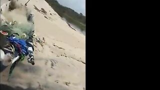 Sexo na Praia: Brasileiras Amadoras na Praia Suja