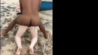 Sexo na Praia: Brasileiras Amadoras na Praia Suja