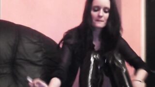 Dirtytalk auf Deutsch mit einer sexy Brünetten in High Heels