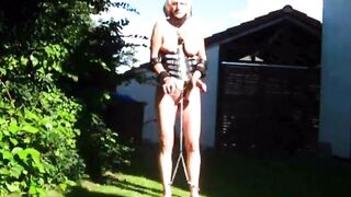 Reife Deutsche MILF zeigt ihre großen Titten und pisst Outdoor