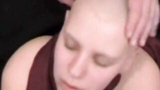 Deutsche Amateur-MILF im Fesselspiel muss einen kleinen Schwanz lutschen! -2