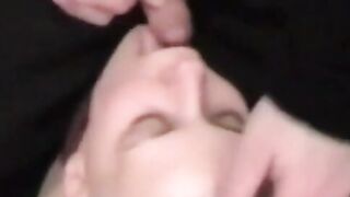 Deutsche Amateur-MILF im Fesselspiel muss einen kleinen Schwanz lutschen! -2