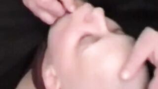 Deutsche Amateur-MILF im Fesselspiel muss einen kleinen Schwanz lutschen! -2